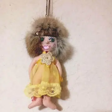 귀여운 노랑 컬러 드레스 참 인형