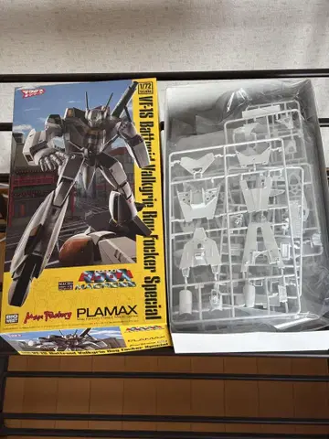1/72 PLAMAX 마크로스 VF-1S 배틀로이드 발키리 포커