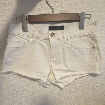 Juicy Couture 화이트 숏 팬츠 24