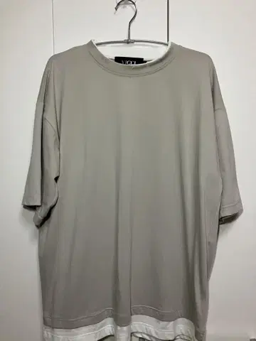 그레이 반팔 티셔츠 화이트 라인