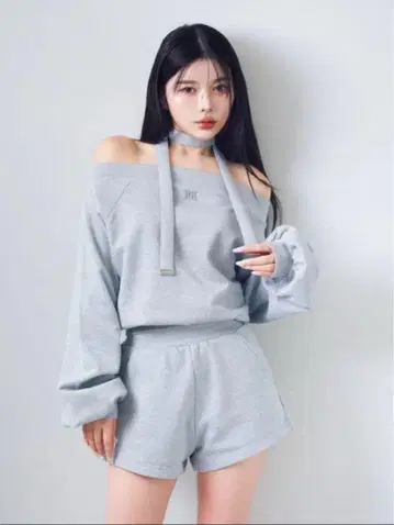 Darich 다리치 오프숄더 라메 맨투맨 상의 & 숏 팬츠