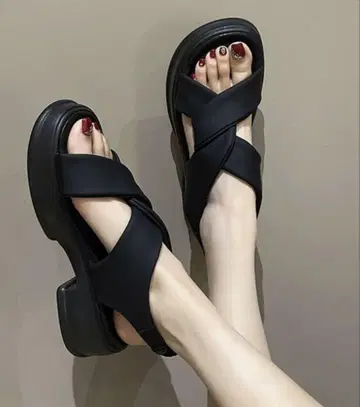 블랙 크로스 스트랩 샌들