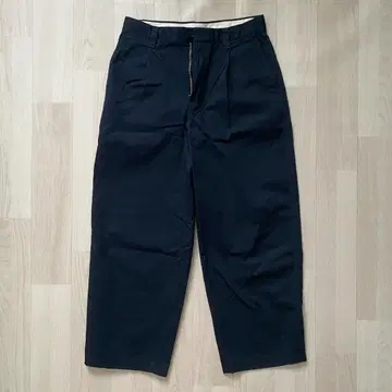 유니클로 턱 와이드 치노 JWAnderson