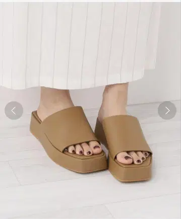 GRISE 트라페즈 밑창 뮬 샌들