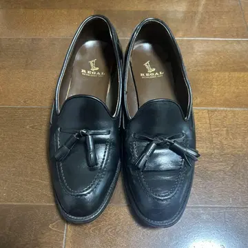 REGAL 블랙 가죽 로퍼 태슬 장식
