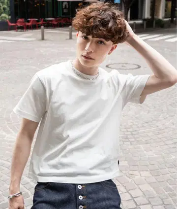 화이트 크루넥 티셔츠