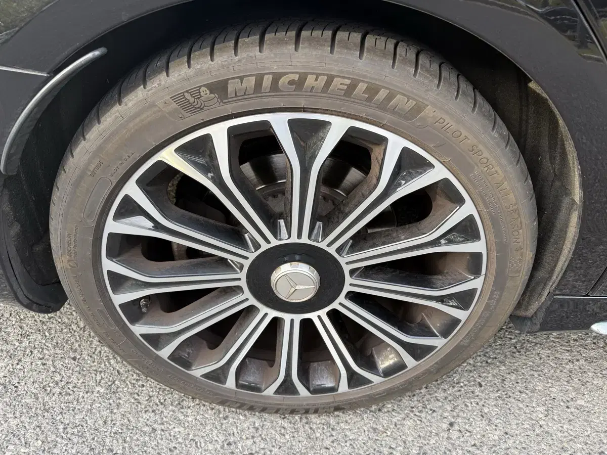 Maybach 20-inch wheel and tire