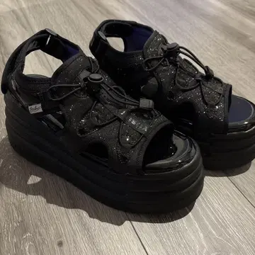yosuke 블랙 글리터 웨지 샌들