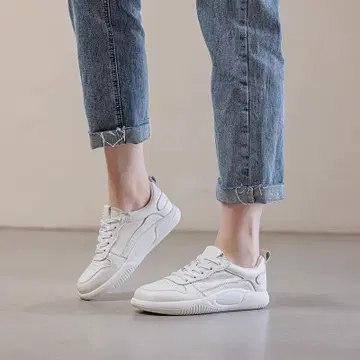 화이트 캐주얼 스니커즈