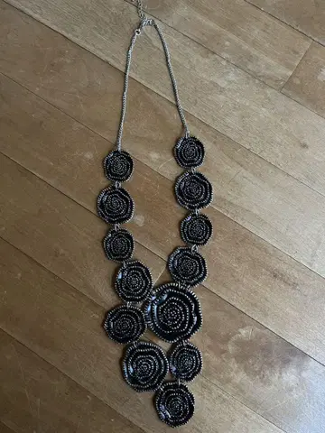 비즈 로즈 모티브 목걸이