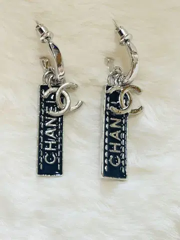 귀걸이 후프 귀걸이 블랙 실버 로고 마크