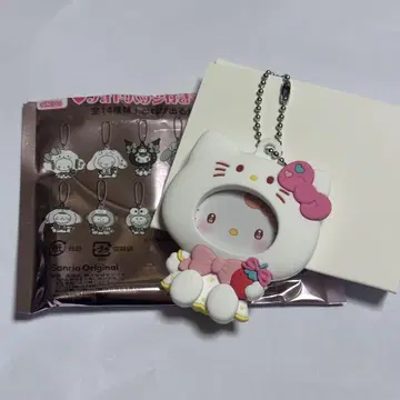 딸기 신문 50주년 기념 사진 배지가 달린 마스코트 키티