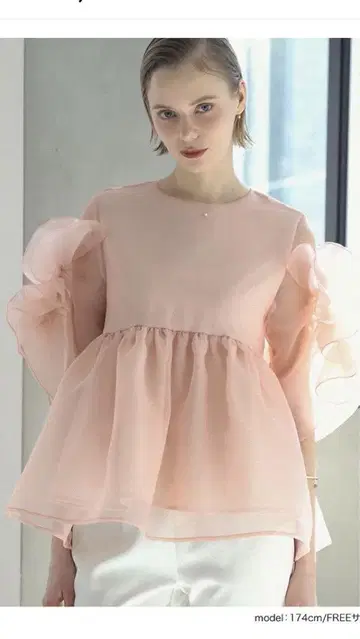 메라키 페플럼 시어 블라우스 밑단 플레어 시어 소매 백 지퍼 오분 소매