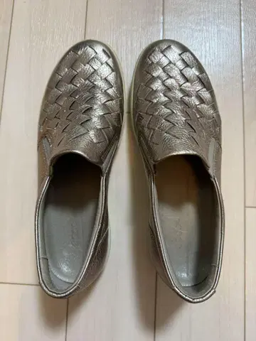 ECCO 메탈릭 골드 슬립온 스니커즈 40 25.5cm