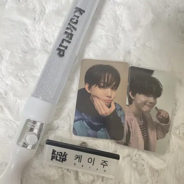 킥플립 케이주 포카+공식 엠디 명찰+임시응원봉 일괄 양도