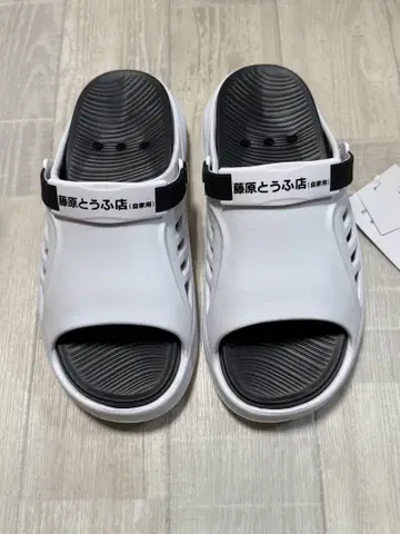 머리글자 D 샌들
