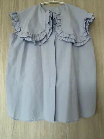 TREFLE+1 빅 프릴 옷깃 슬리브리스 블라우스