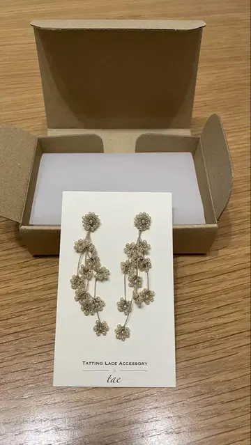 타팅 레이스 꽃 모티브 귀걸이