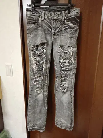 데미지 가공 그레이 블랙 슬림 핏 데님