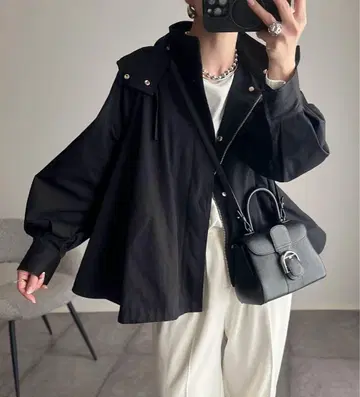 블랙 후드 부착 마운틴 후드티