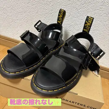 (박스 있음) Dr. Martens 에나멜 블랙 샌들