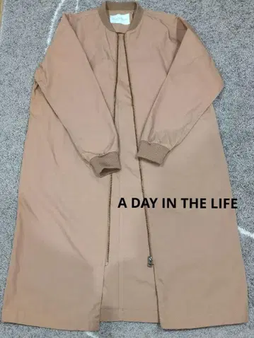 A DAY IN THE LIFE 베이지 스프링 롱 코트