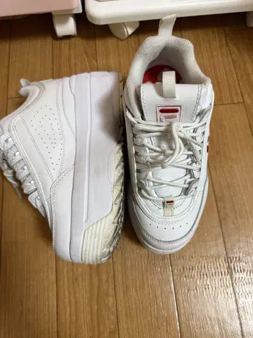 휠라 통굽 화이트 스니커즈 휠라 하트 자수 23cm