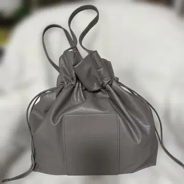 모카 브라운 합성 피혁 드로우 스트링 토트 백