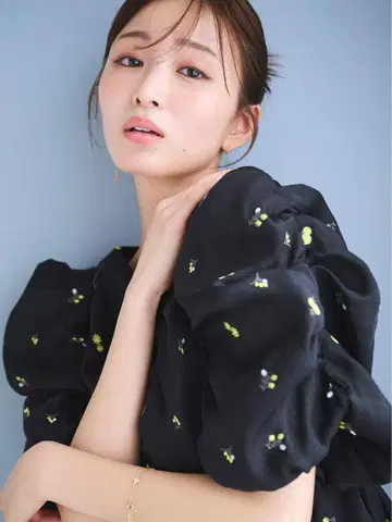 celford 작은 꽃 자수 페플럼 블라우스