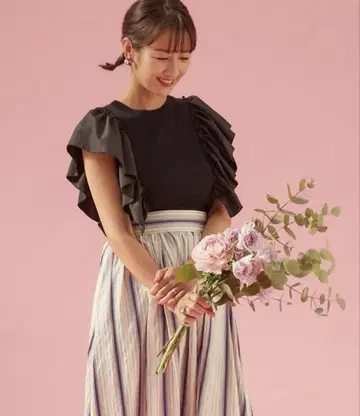 TIARA 이소재 소매 프릴 절개 니트
