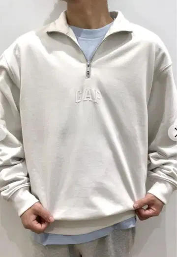 GAP 화이트 하프 지퍼 맨투맨