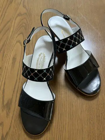 요시미야 에나멜 힐 샌들 블랙