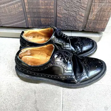 Loake 블랙 윙 칩 드레스 신발