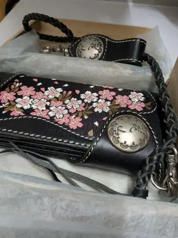 하나야마 벚꽃 자수 블랙 컬러 가죽 장지갑