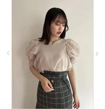 스나이델 Sustainable 하트 넥 오간 시스루 블라우스