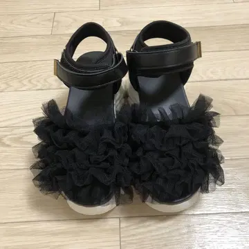 허니즈 프릴이 달린 블랙 스포츠 샌들 S 사이즈