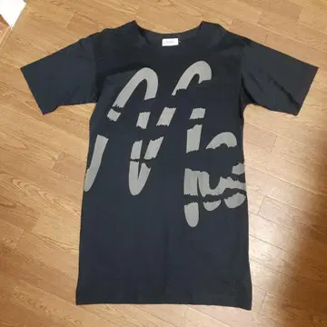 Mahlia 그래픽 프린트 티셔츠 반팔 블랙