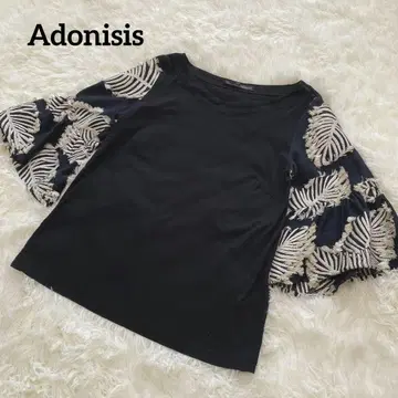 Adonisisis 아도니시스 플레어 슬리브 리프 무늬 상의 티셔츠