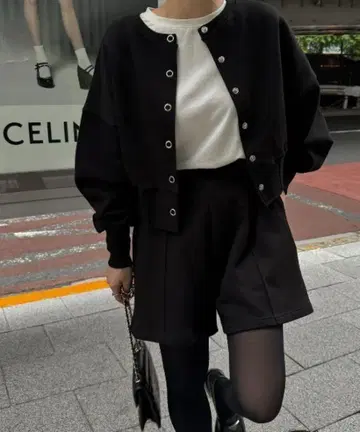 고의로 짧은 바지를 입고 땀을 흘리다