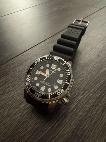 시티즌 Eco-Drive 블랙 러버 시계