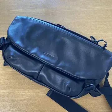 BROSKI AND SUPPLY 가죽 바디백