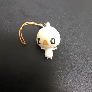 ZAQ 스트랩이 포함된 피규어 화이트