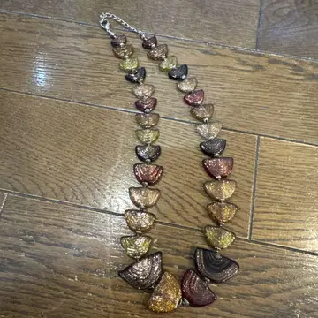 다색 목걸이
