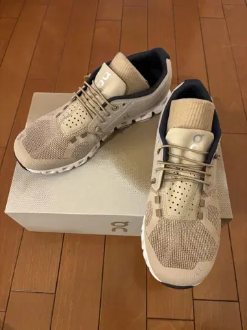 On 베이지 러닝화