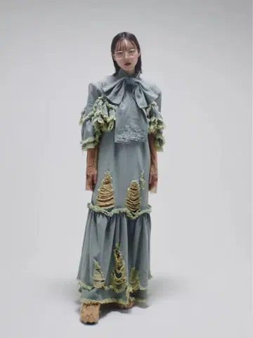 네이트. 거대한 리본이 눌린 데님 드레스