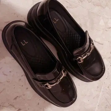 Shoes in Closet 통굽 트리플 밑창 비트 로퍼