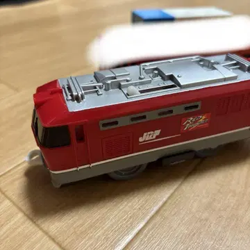 프라레일 JRF 로고가 있는 빨간색 차량과 화물차