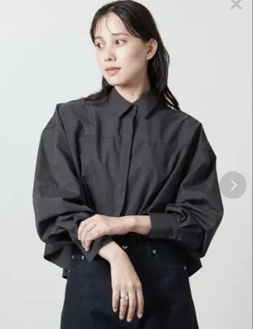 UNITED ARROWS 블랙 벌룬 슬리브 숏 기장 셔츠