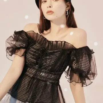 snidel 개더 프릴 오프숄더 블라우스