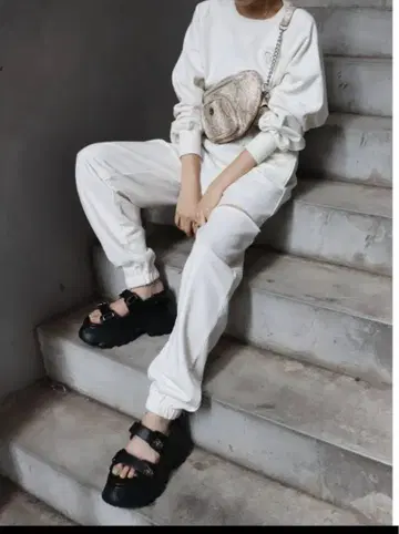 EVRIS 화이트 컷 아웃 조거 팬츠